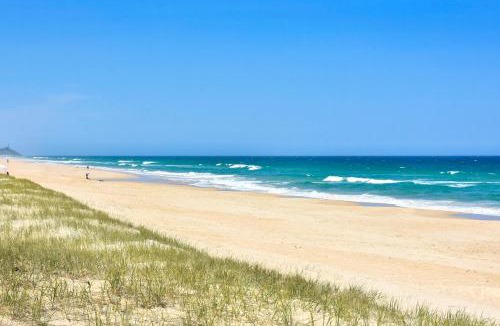 Warana House | Perfect Location 4BR Home Warana - 200m to Beach!