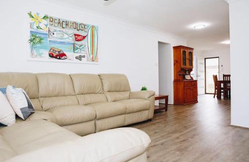 Warana House | Perfect Location 4BR Home Warana - 200m to Beach!