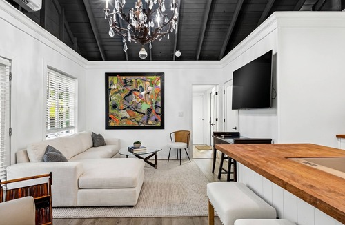 Sailboat Bend Cottage | Pet Friendly- Fenced Yard - Walk to Las Olas - 4 miles to the Beach!