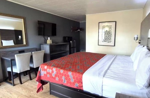 South Holland Hotel | Pet-Friendly Room w/Free Parking – Great for Solo & Business Travelers