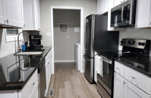 Statesville House | Pet-Friendly Wooded Retreat t3BR tMins to Downtown Statesville