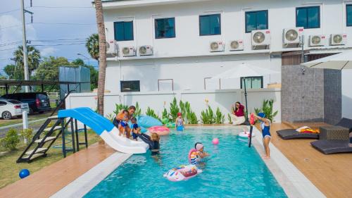Chaloem Phra Kiat Hostel | Phanomrung Hostel & Linn Chan Cafe พนมรุ้ง โฮส์เทล แอนด์ ลิณณ์จัง คาเฟ่