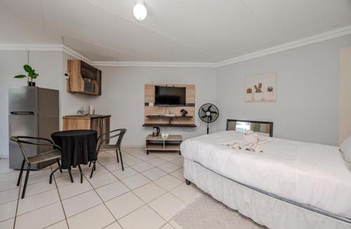 Krugersdorp Bed & Breakfast | Phindulo Bed and Breakfast - No Loadshedding, Smart TVs & unlimited free fibre wifi