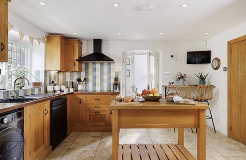 Bledington Cottage | Picturesque dog friendly holiday cottage with beautiful gardens - Glebe Cottage
