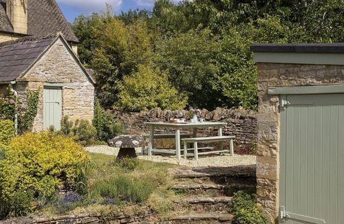 Bledington Cottage | Picturesque dog friendly holiday cottage with beautiful gardens - Glebe Cottage