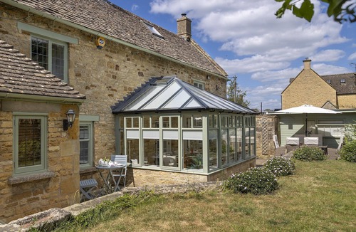 Bledington Cottage | Picturesque dog friendly holiday cottage with beautiful gardens - Glebe Cottage