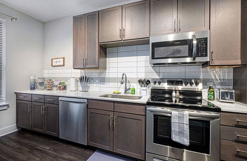 Villa Heights Apartment | Piece of NoDa⭐️FreeParking⭐️KingBed⭐️SmartTVs⭐️1GBWifi