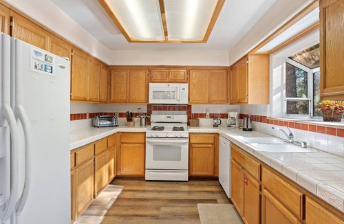 Pioneer Trail House | Pine Haven | Backyard | BBQ | Pet Friendly