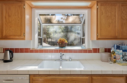 Pioneer Trail House | Pine Haven | Backyard | BBQ | Pet Friendly