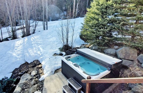 Sunburst Estates Ski Chalet | Pinetree Chalet: 6Bd/5Ba PanoramicView On-Slope Tod Mtn Ski-in OpenAir Tub