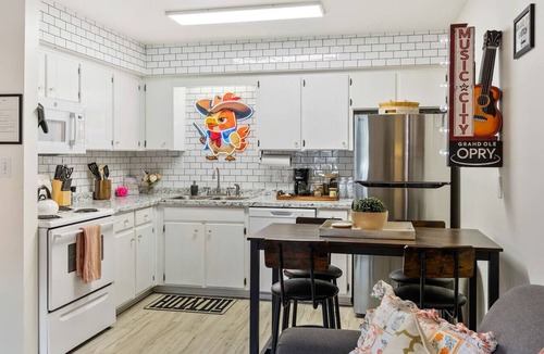 Music Row Condo | Pink Dreams - Walk to Live Music, Bars, Restaurants - Free Parking
