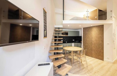 Old Town Apartment | POSITIONED ON THE ICONIC PLACE GARIBALDI,IN THE MOST VIBRANT &HISTORIC SQUARES