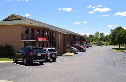 Richburg Hotel | Practical Single Room w/Free Parking – Save + Relax on Your Southern Journey