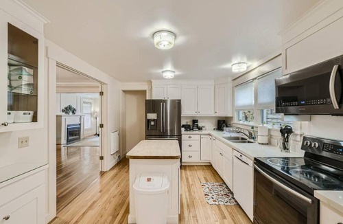 Lower Queen Anne Apartment | Prime Location walk to attractions w Free Parking