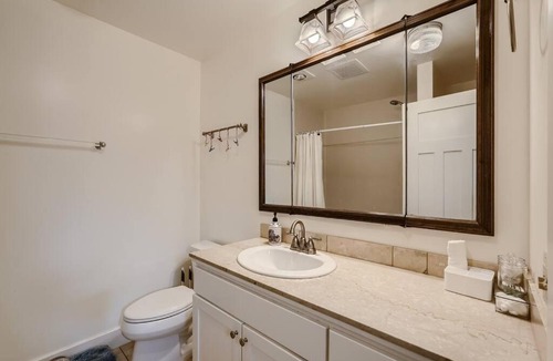 Lower Queen Anne Apartment | Prime Location walk to attractions w Free Parking