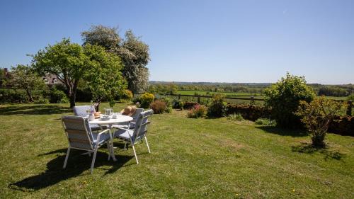 Woodford Halse House | Priors Mead Cottage