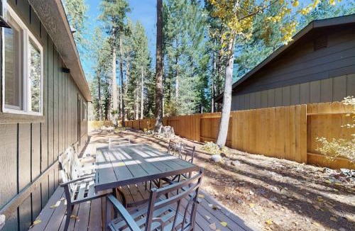 South Lake Tahoe House | Pristine Family Friendly Home with Large Decks Near Hiking and Ski Resorts