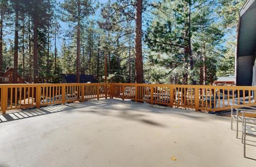 South Lake Tahoe House | Pristine Family Friendly Home with Large Decks Near Hiking and Ski Resorts
