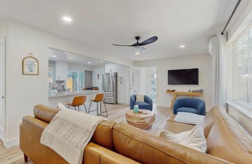South Lake Tahoe House | Pristine Family Friendly Home with Large Decks Near Hiking and Ski Resorts