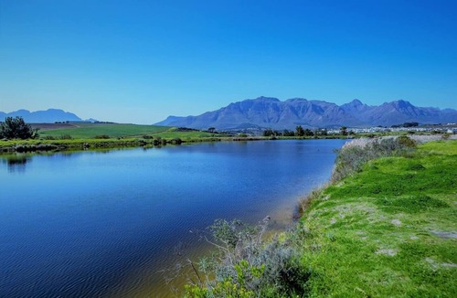 Stellenbosch Apartment | Private Apartment Located on Golfing Green in Exclusive Winelands Estate