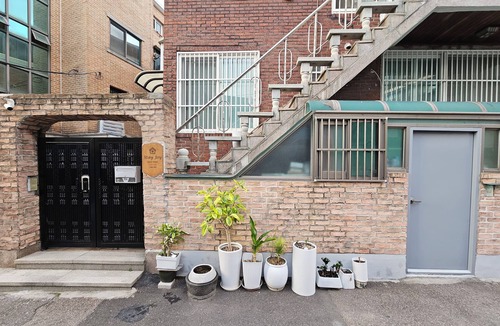 Cheongunhyoja-dong House | Private Family Unit in Seochon · Walk to Gyeongbokgung · Host On-Site
