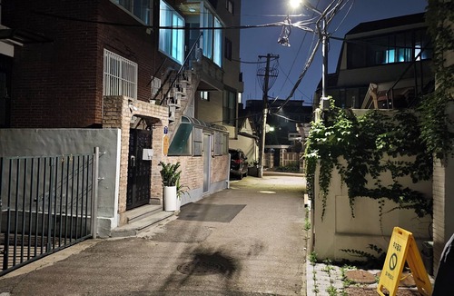 Cheongunhyoja-dong House | Private Family Unit in Seochon · Walk to Gyeongbokgung · Host On-Site