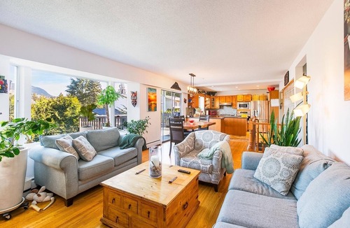 Port Moody House | Private Luxury home! *HotTub & Gym!* *Sleeps 8*