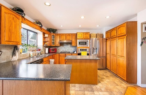 Port Moody House | Private Luxury home! *HotTub & Gym!* *Sleeps 8*