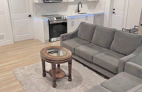 Metro Vancouver Regional District House | Private Luxury Suite Near Ferry, Airport, Vancouver & Free Private Parking