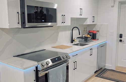 Metro Vancouver Regional District House | Private Luxury Suite Near Ferry, Airport, Vancouver & Free Private Parking