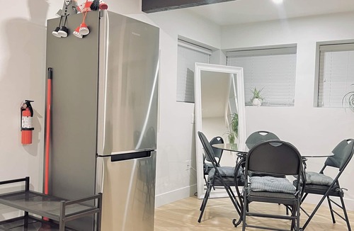 Metro Vancouver Regional District House | Private Luxury Suite Near Ferry, Airport, Vancouver & Free Private Parking