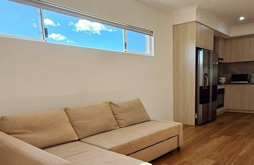 Girrawheen House | Private Queen Room with Ensuite | Free Parking | Self Check-in | Perth