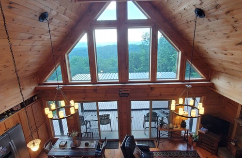 Marion Cabin | Private STUNNING MTN VIEWS LogCabin Jetted Tub EV Charger WIFI 15 min-Lake James