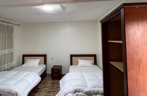 Kafrat al Jabal Hotel | pyramids view inn To Pyramids , 4-bedroom hotel with AC and WiFin tranquil Giza