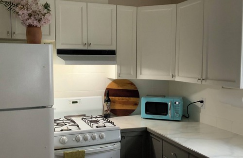 Lynn Valley House | Quaint 2-bedroom garden suite near transit, trails, family-friendly vibe & hikes
