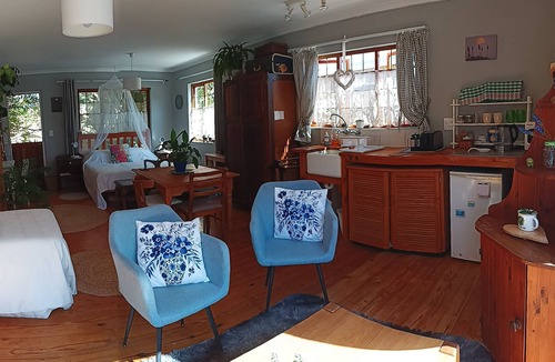 Clovelly Apartment | Quaint Cottage with tranquil garden and swimming pool . Near beach !
