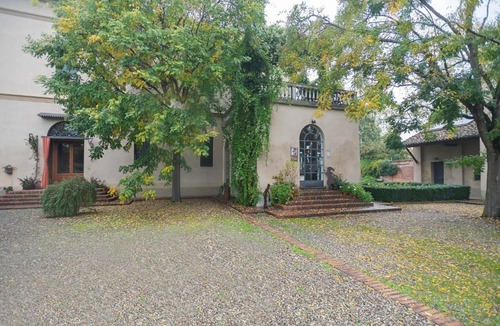 Stagno Lombardo House | Quaint Mansion in Stagno Lombardo with Garden
