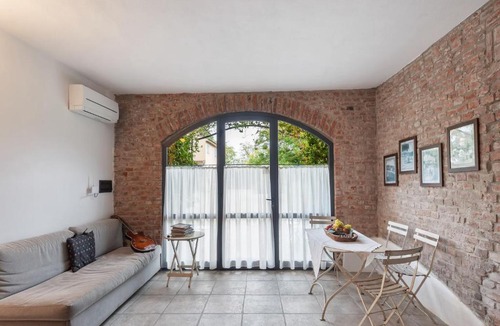 Stagno Lombardo House | Quaint Mansion in Stagno Lombardo with Garden