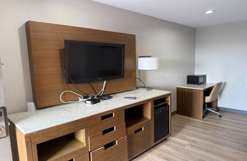 Lincoln Acres Apartment | Queen Bed Non-Smoking