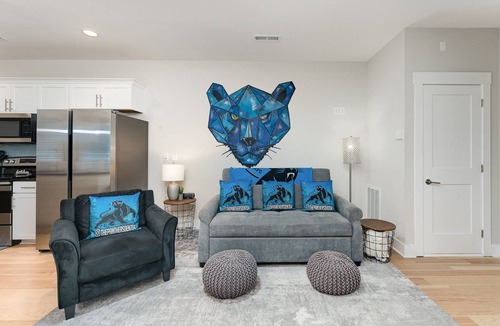 Third Ward House | Queen City's Den Uptown | Luxe Home w/Panther's Murals, & 5-Star Location | Walk to BOA | Sleeps 12
