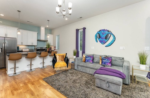 Third Ward House | Queen City's Nest Uptown | Hornets Vibes | Bold Design & City Views | Walk to All Uptown Attractions