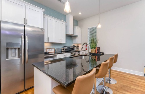 Third Ward House | Queen City's Nest Uptown | Hornets Vibes | Bold Design & City Views | Walk to All Uptown Attractions