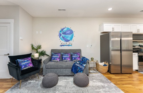 Third Ward House | Queen City's Nest Uptown | Hornets Vibes | Bold Design & City Views | Walk to All Uptown Attractions