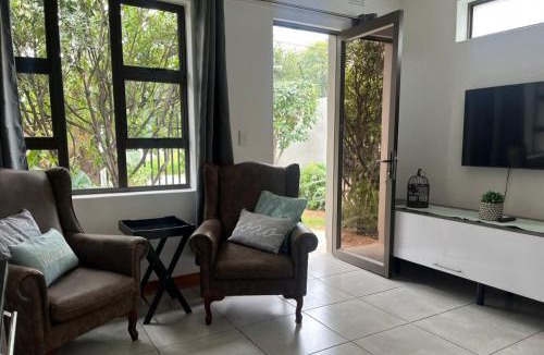 Greater Johannesburg Metropolitan Area Apartment | Quiet Blairgowrie Garden Cottage Close to Sandton