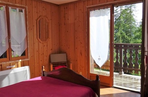 Cohennoz Ski Chalet | Quiet Nature Retreat: Spacious 3-Bedroom Chalet for 10 with Fireplace, Garden & Mountain Views