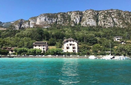 Bredannaz Apartment | Rare 2 Bedroom With Private Beach on Lake Annecy