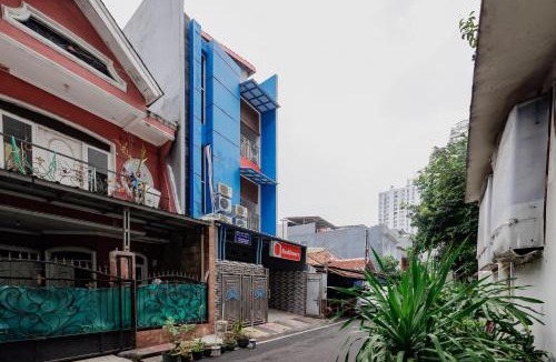 Bendungan Hilir Hotel | RedDoorz near Palmerah Station