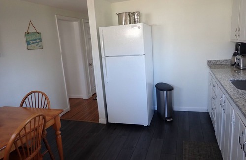 West Hyannisport Cottage | Reduced 8/8-15 Beach 0.7 Mi walk- Craigville & Covell. A/C, bikes.