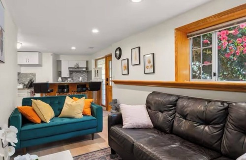 Upper Lonsdale House | Refined North Shore 3BR Retreat, North Vancouver.