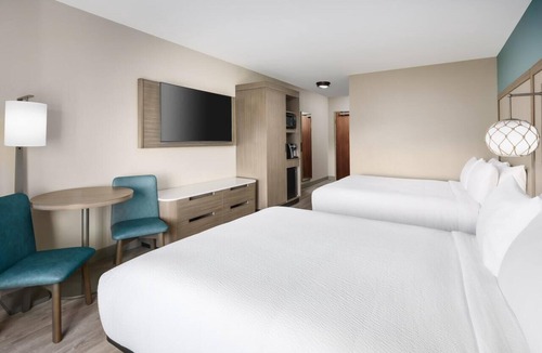 Florida Keys Hotel | Relax and Recharge! 4 Relaxing Units, Free Breakfast, Near Marathon Air Museum!